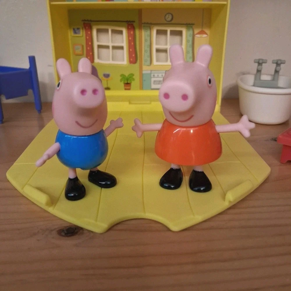 Peppa Pig Folding Fold N Go Deluxe Yellow House Play Set‎ + Fugures Accessories